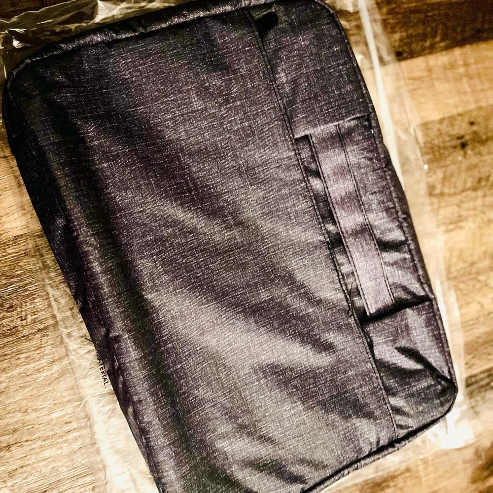 NIP! Thirty-One Charcoal Crosshatch Gray Small Laptop Sleeve Bag with handle.